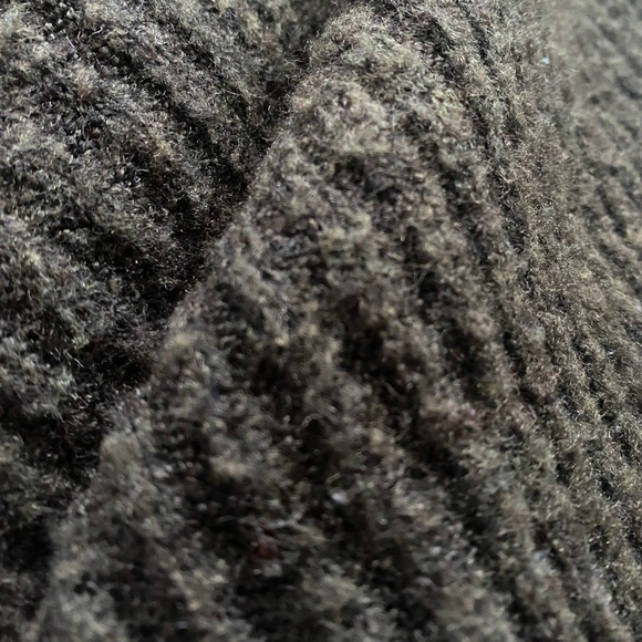 Cozy olive green modern knitted sweater - Picture 3 of 3